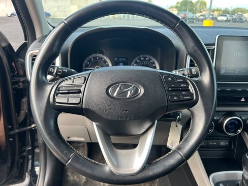 Used 2022 Hyundai Venue SEL FWD image 18