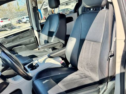 Used 2018 Dodge Grand Caravan SXT image 12