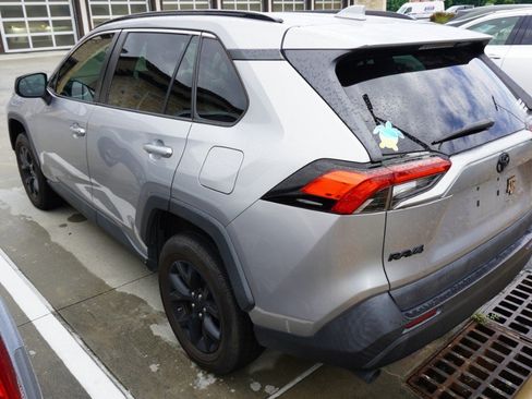Used 2021 Toyota RAV4 LE AWD/4WD image 8