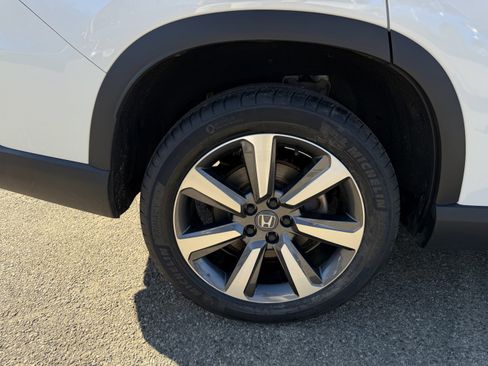 Certified 2024 Honda Pilot Touring image 9