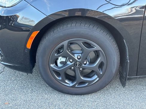 New 2023 Chrysler Pacifica Limited w/ Uconnect Theater Family Group image 10