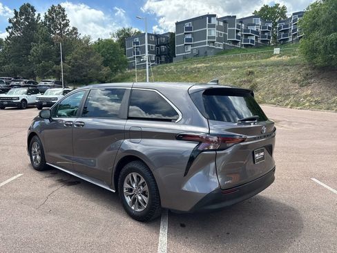 Used 2023 Toyota Sienna LE AWD/4WD image 3