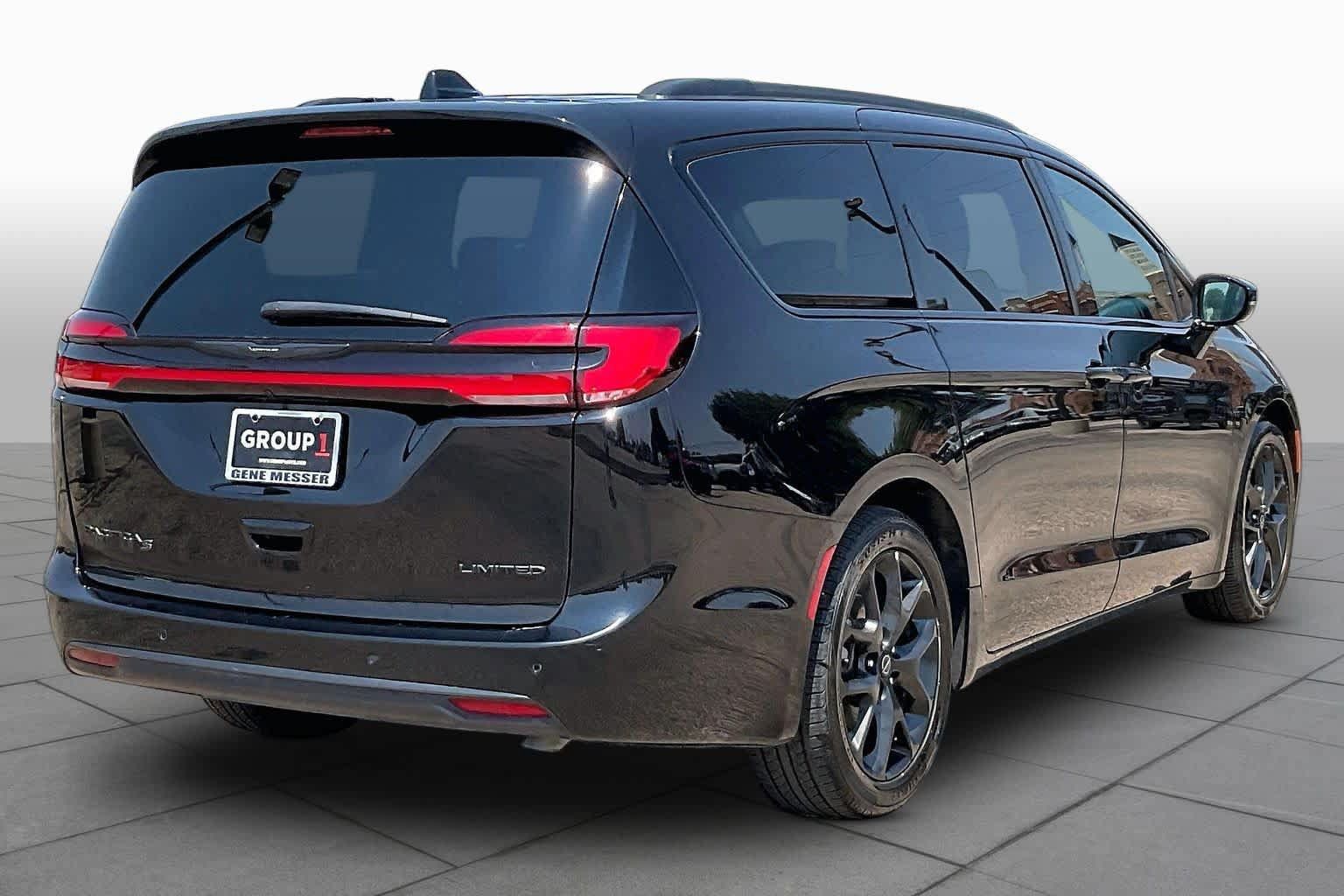 Used 2025 Chrysler Pacifica Limited FWD image 13