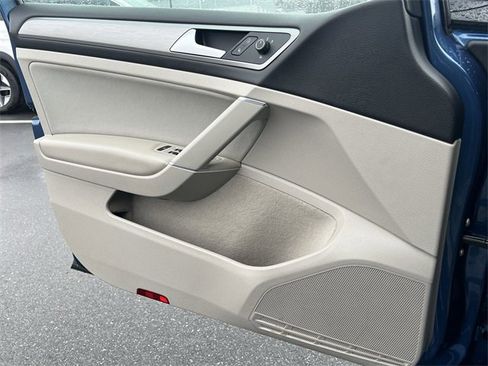 Used 2016 Volkswagen Golf S image 22