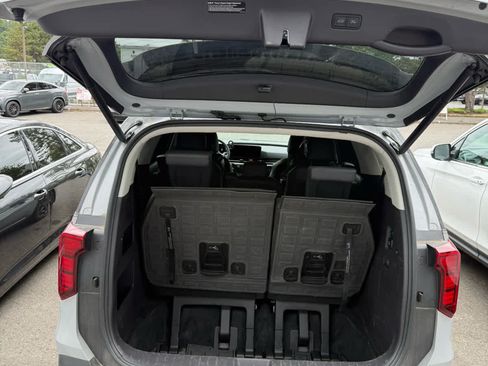 Used 2025 Kia Carnival SX w/ SX Dark Edition Package FWD image 5