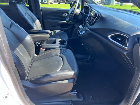 Certified 2025 Chrysler Pacifica Select FWD image 15