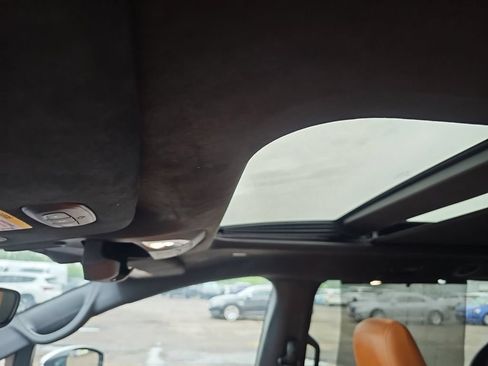 Used 2024 Chrysler Pacifica Pinnacle FWD image 2