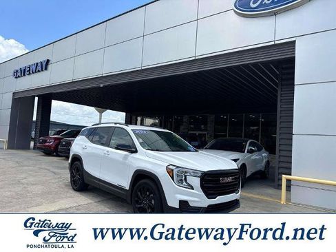 Used 2024 GMC Terrain SLE w/ Driver Convenience Package FWD image 1