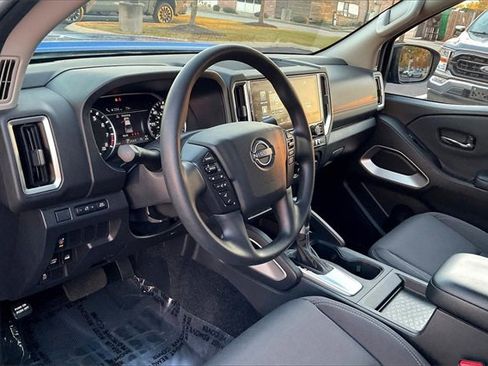 Used 2025 Nissan Frontier SV image 14