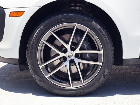 Certified 2025 Porsche Macan AWD/4WD image 27