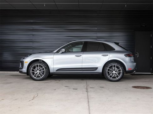 Used 2025 Porsche Macan image 2