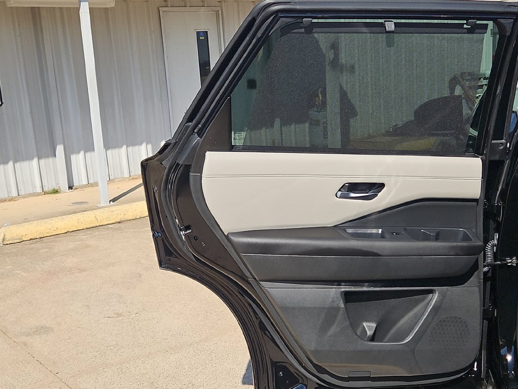 Used 2025 Nissan Pathfinder SL w/ SL Premium Package FWD image 18