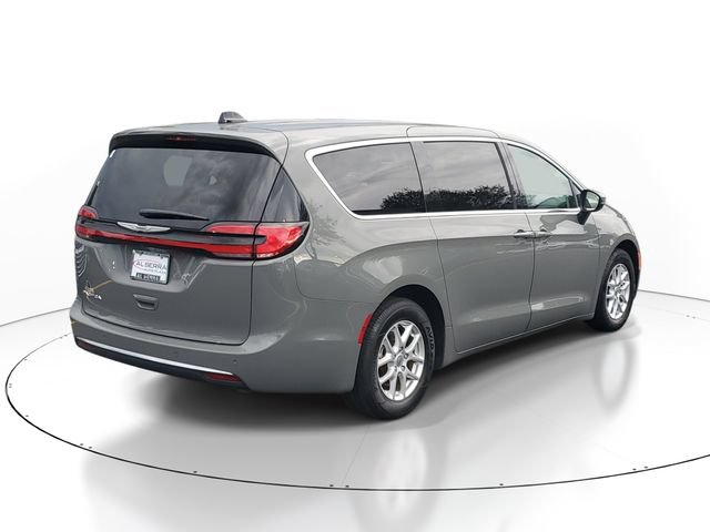 Used 2023 Chrysler Pacifica Touring-L FWD image 4