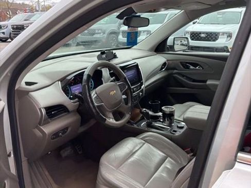 Used 2020 Chevrolet Traverse LT image 2