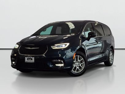 Used 2025 Chrysler Pacifica Select