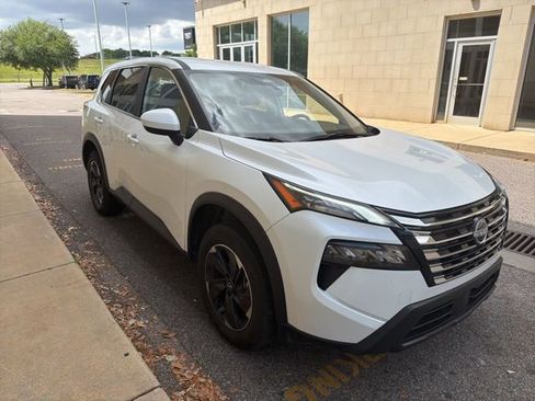 Used 2025 Nissan Rogue SV image 3