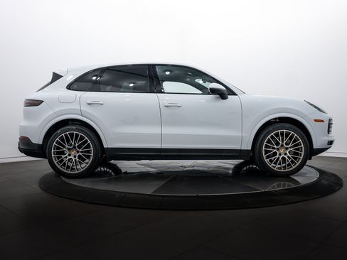 Certified 2022 Porsche Cayenne Platinum Edition image 8