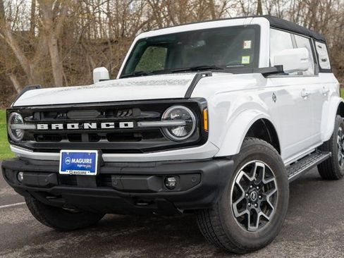 Used 2023 Ford Bronco Outer Banks AWD/4WD image 1