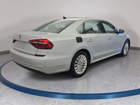 Used 2017 Volkswagen Passat 1.8T SE FWD image 5