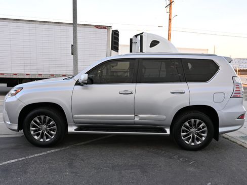 Used 2018 Lexus GX 460 Luxury w/ Preferred Accessory Package image 3