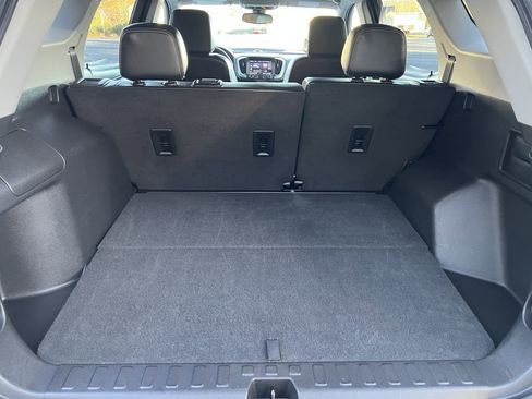 Used 2024 GMC Terrain SLT image 17