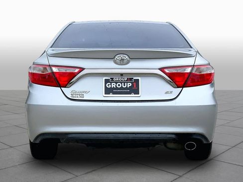 Used 2017 Toyota Camry SE w/ Moonroof Package FWD image 5