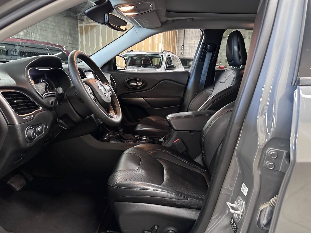 Used 2022 Jeep Cherokee Limited AWD/4WD image 9