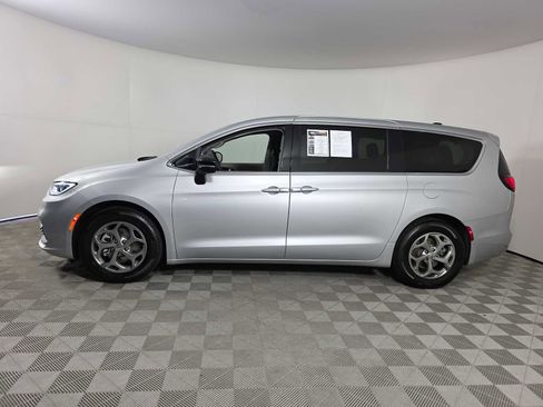 Used 2024 Chrysler Pacifica Limited image 5