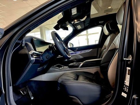 Used 2025 BMW 760i xDrive w/ Executive Package image 12