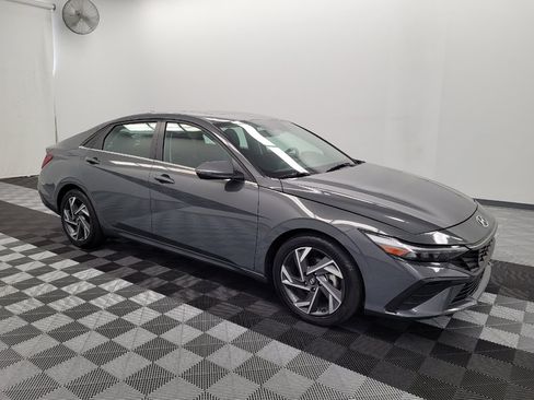 Used 2025 Hyundai Elantra Limited FWD image 11