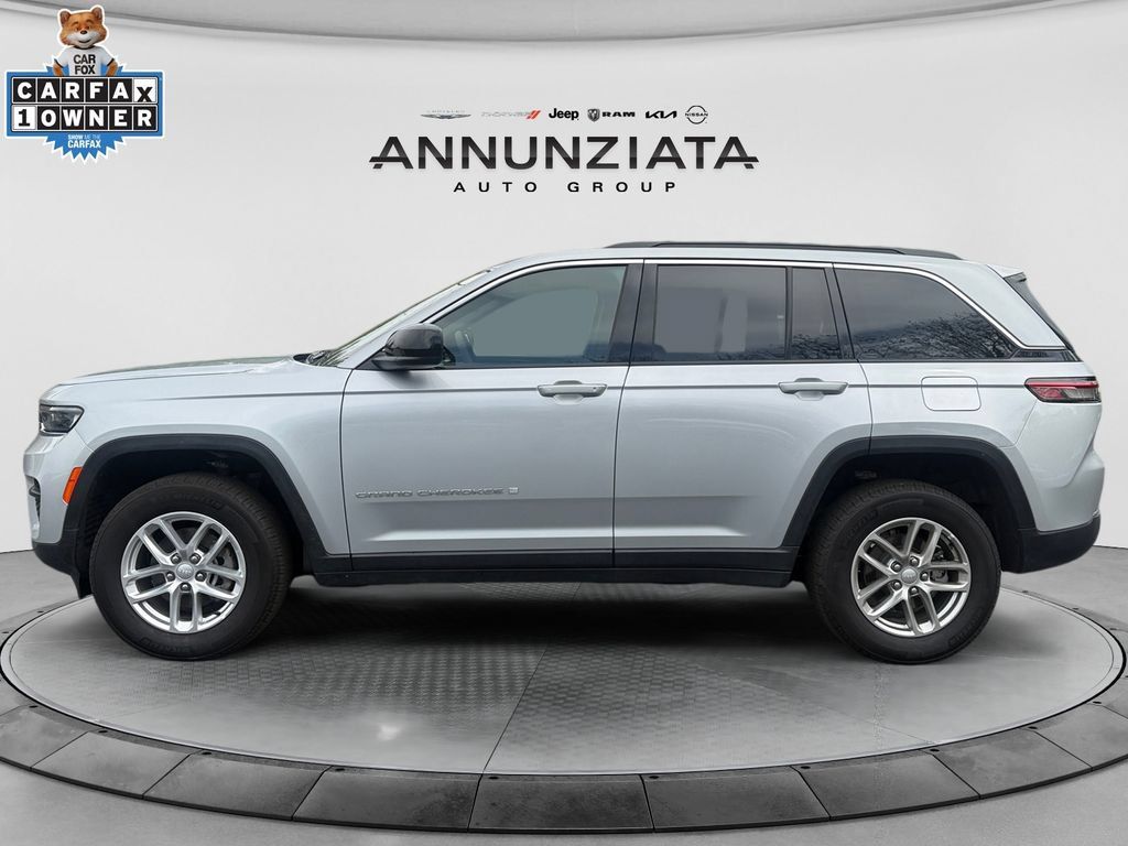 Used 2025 Jeep Grand Cherokee Laredo X w/ Luxury Tech Group I AWD/4WD image 2