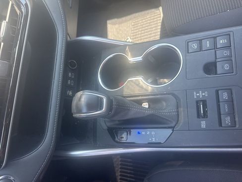 Used 2023 Toyota Highlander LE AWD/4WD image 25