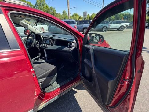 Used 2018 Toyota RAV4 LE FWD image 12