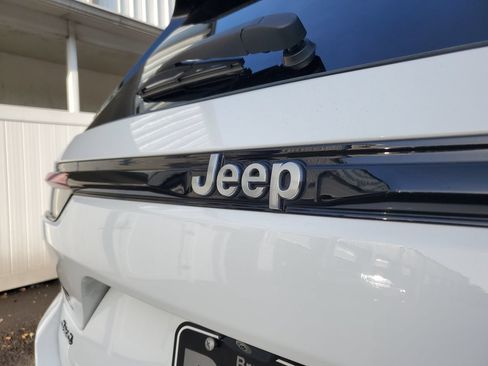 Used 2022 Jeep Grand Cherokee Summit AWD/4WD image 6