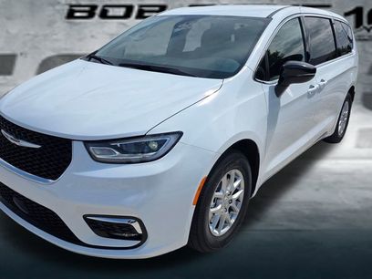 New 2025 Chrysler Pacifica Select