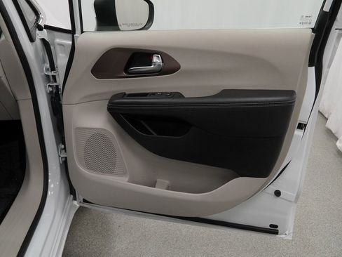 Used 2023 Chrysler Voyager LX image 40