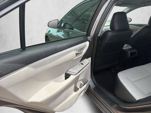 Used 2015 Toyota Camry SE FWD image 16