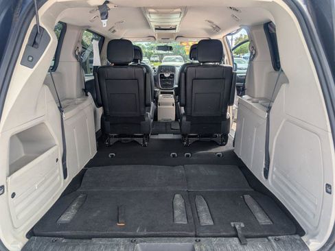 Used 2016 Chrysler Town & Country Touring image 12