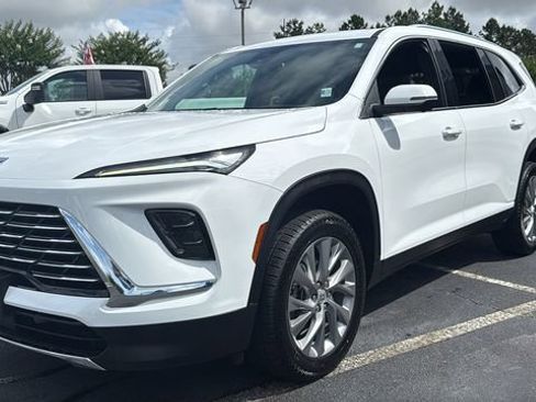 Used 2025 Buick Enclave Preferred AWD/4WD image 3