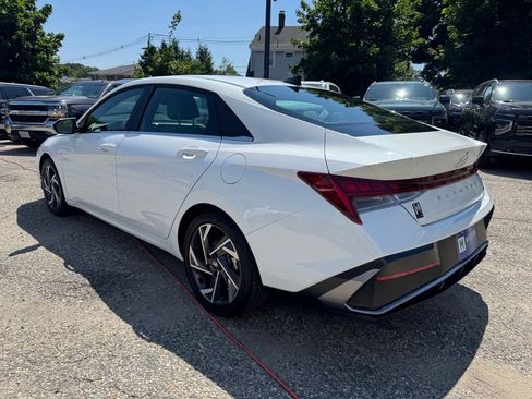 Used 2025 Hyundai Elantra Limited FWD image 3