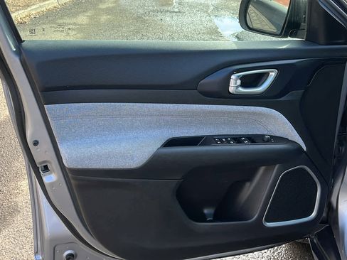 Used 2024 Jeep Compass Latitude image 11