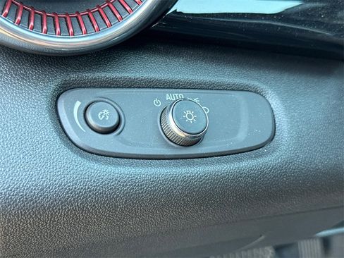 Used 2025 Chevrolet Trax RS image 17