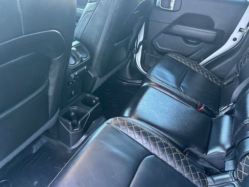 Used 2022 Jeep Gladiator Overland image 12