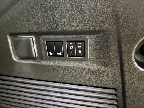 Used 2023 GMC Yukon Denali Ultimate AWD/4WD image 32