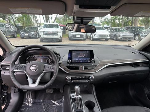 Used 2025 Nissan Altima 2.5 SV FWD image 33