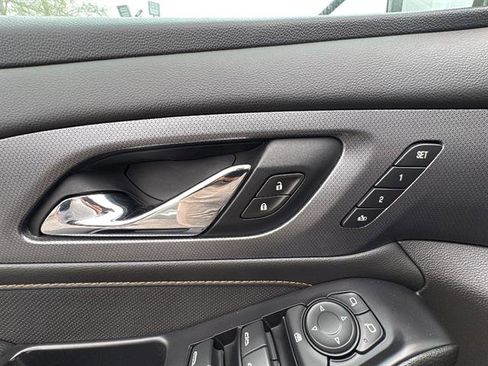Used 2021 Chevrolet Traverse Premier image 18