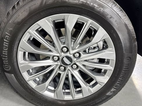 Used 2025 Cadillac XT4 Premium Luxury image 31