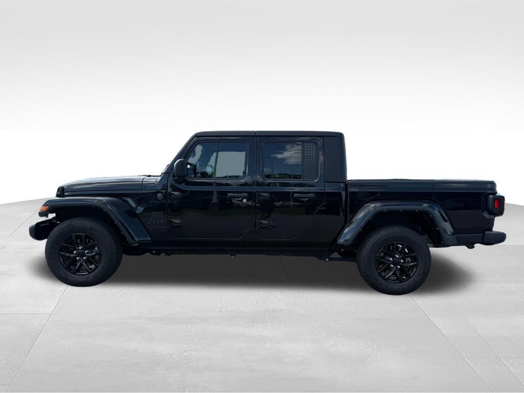 Used 2022 Jeep Gladiator Sport AWD/4WD image 2