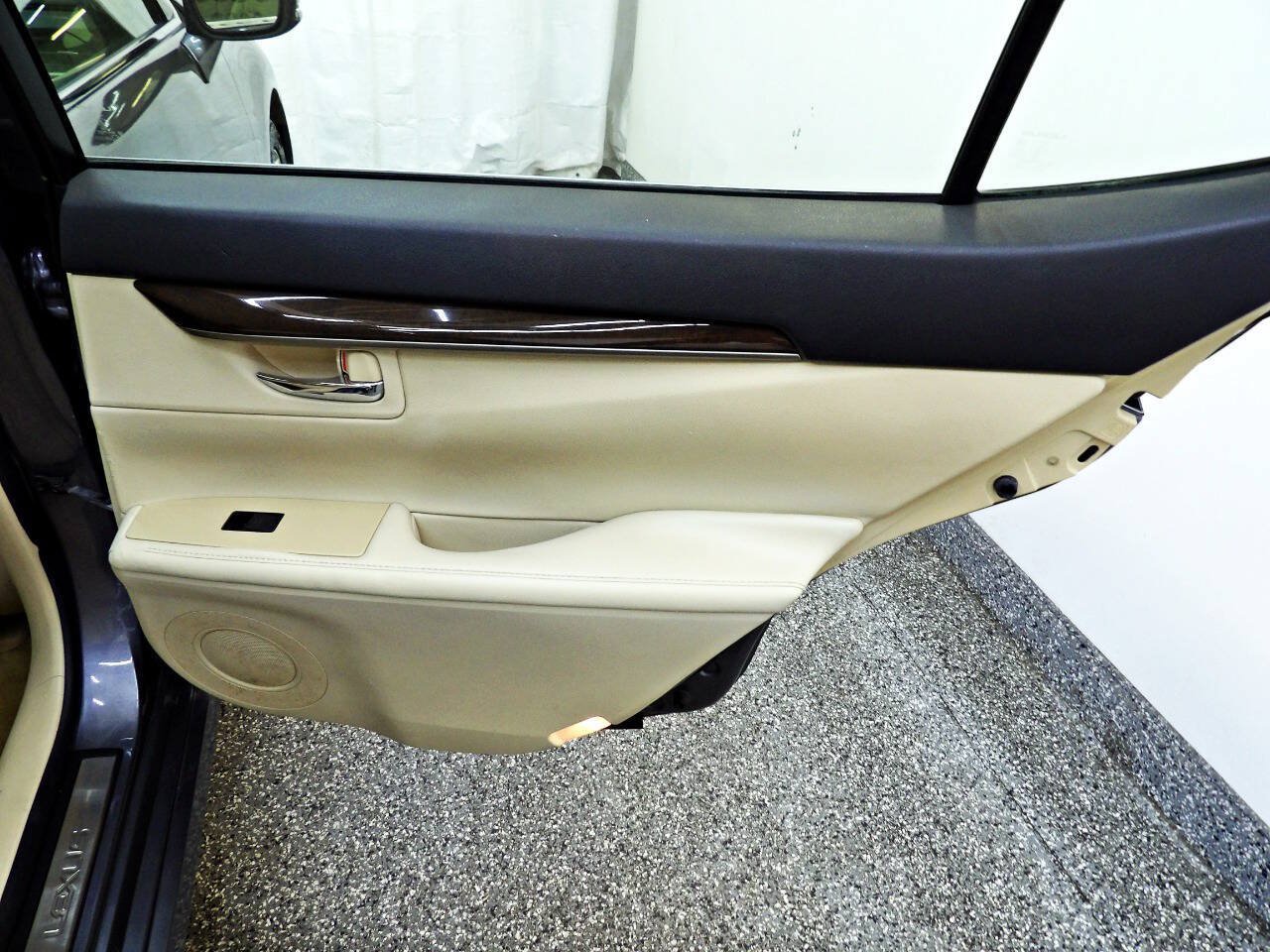 Used 2015 Lexus ES 350 w/ Premium Package FWD image 12