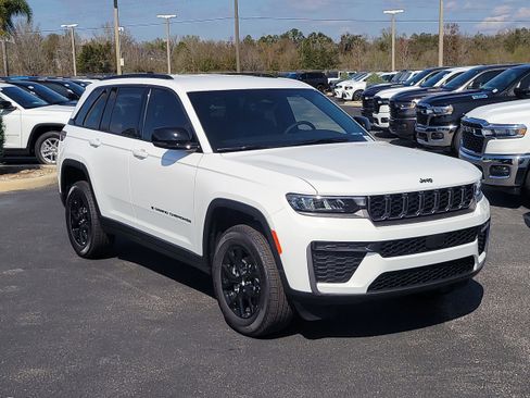 New 2026 Jeep Grand Cherokee Altitude image 2